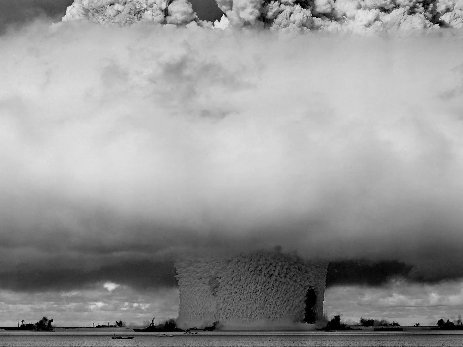 Атомные испытания. Хиросима Нагасаки ядерный взрыв. Ядерный взрыв Атолл бикини. Атолл бикини ядерные испытания. Наводный ядерный взрыв.