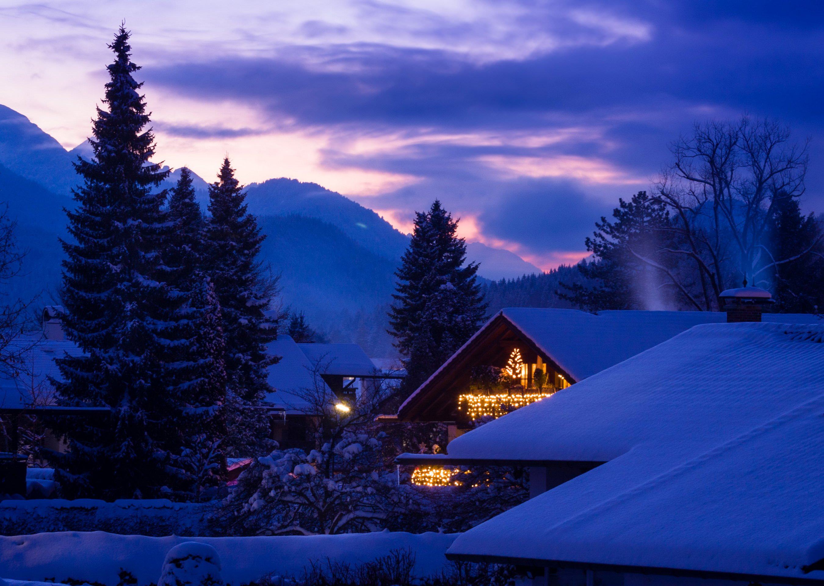 Красивая зима ночь. Зима ночь. Зимний ночной пейзаж. Зима. К вечеру. Домик в горах новый год.