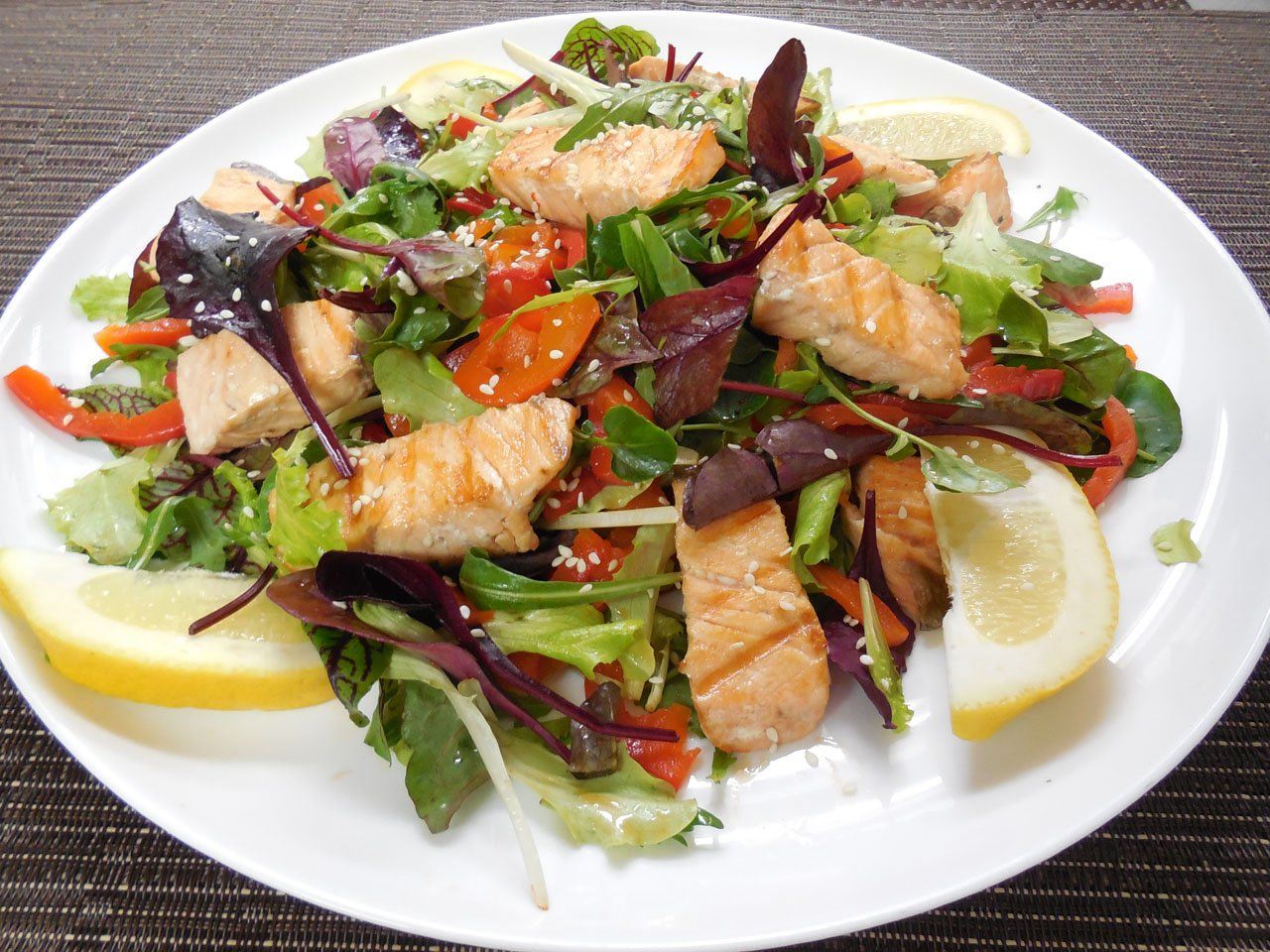 Салат с копчеными овощами. Теплый салат с рыбой. Салат к рыбе жареной. Салат с жареным лососем. Рыба с овощным салатом.