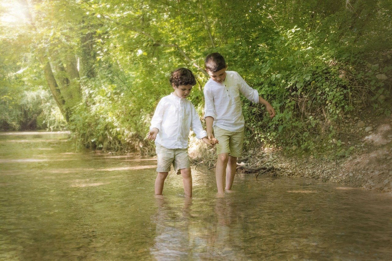 Фото мальчики на речке в деревне