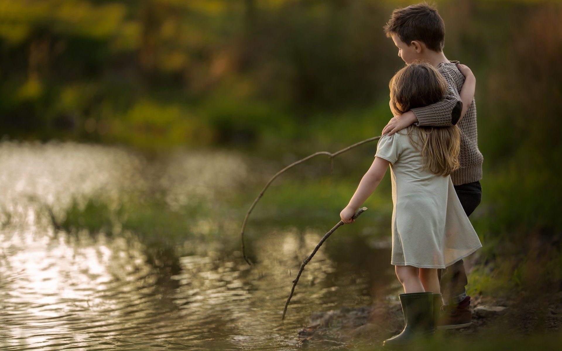 Мальчик на берегу озера. Мальчик и девочка рыбачат. Мальчик рыбачит. Мальчик на природе. Мальчики на речке.