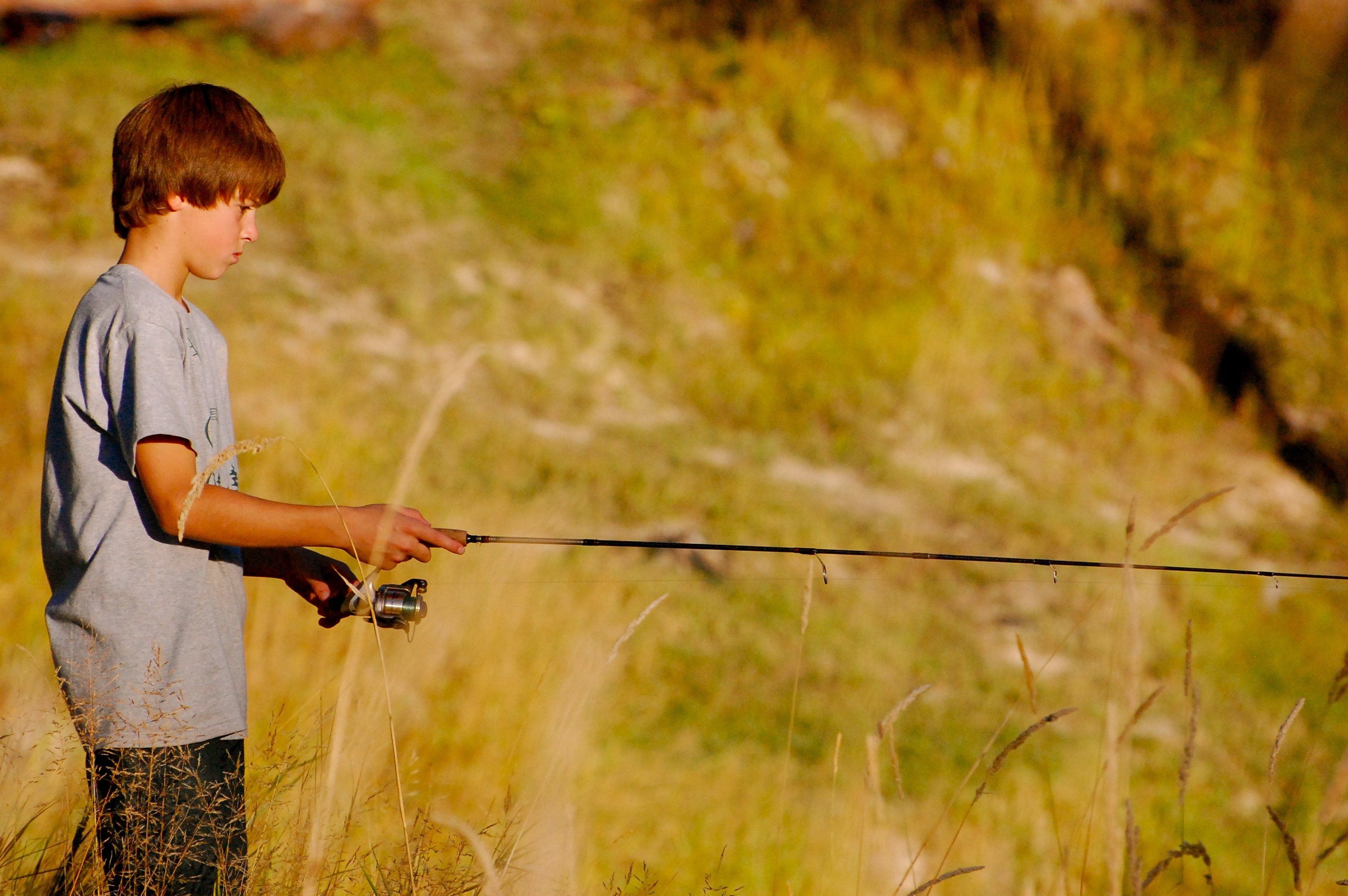 Терпение для ребенка. Мальчик рыбачит. Мальчик Рыбак. Мальчик поймал рыбу. Подросток на рыбалке.