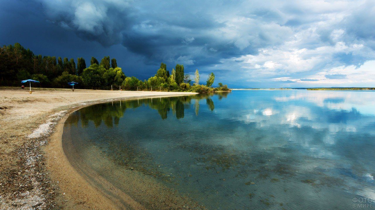 Озера на левом берегу. Кыргызстан озеро Иссык-Куль. Озеро Аслыкуль Киргизия. Берег озера Иссык Куль. Киргизия озеро исыкуль.