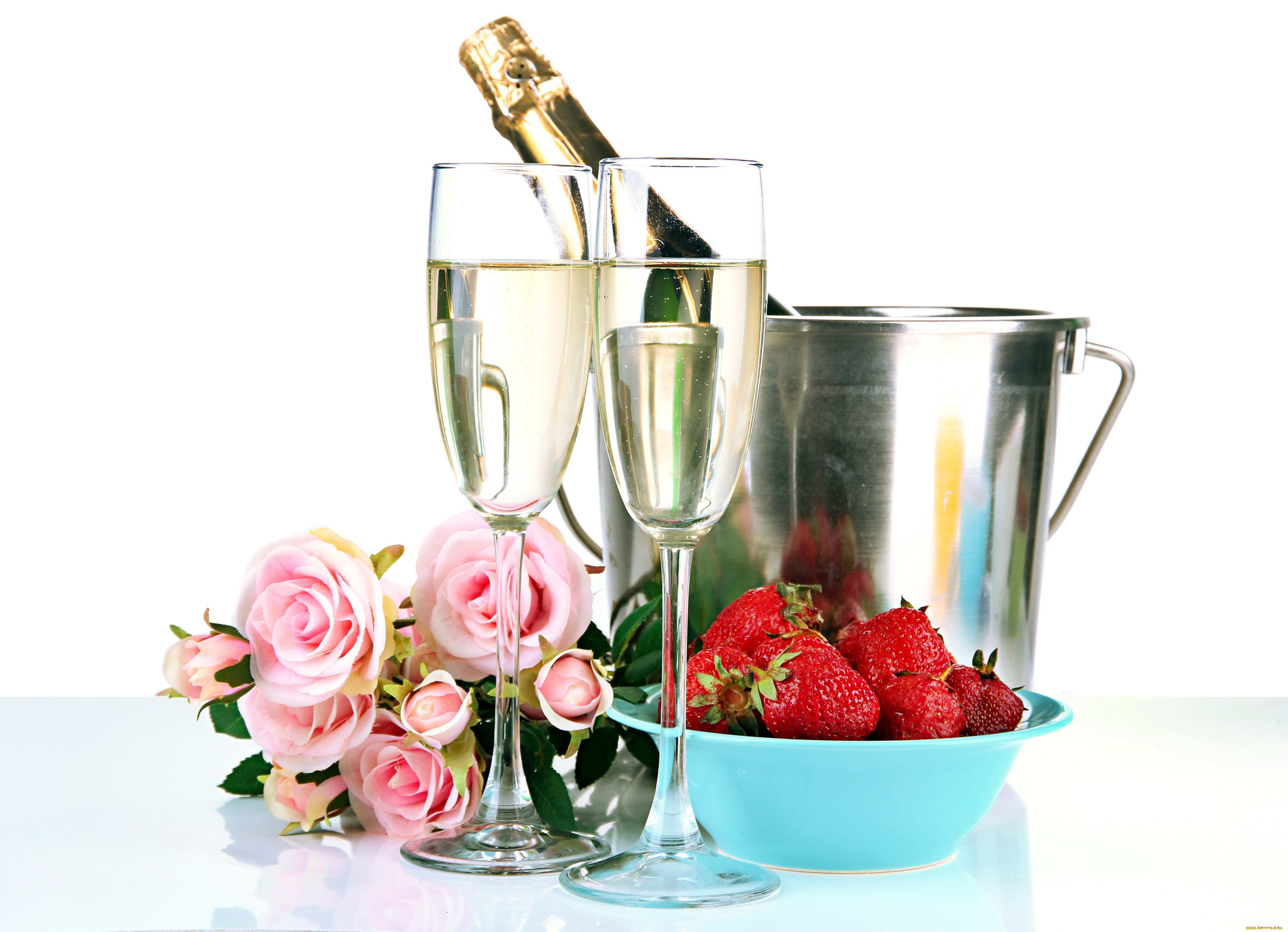 С днем рождения бокал вина. Шампанское в бокале. Цветы и шампанское. Бокалы с шампанским. Бокалы с шампанским и цветами.