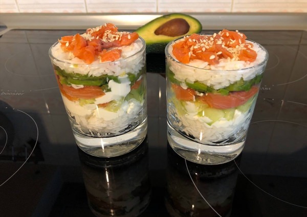 Салат суши в стакане
