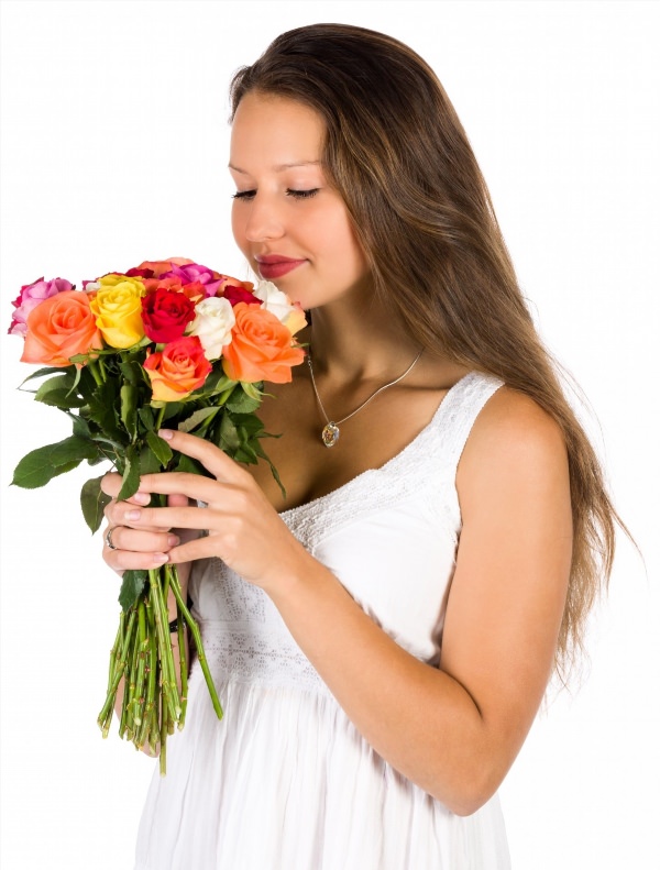 Цветы в руках женщины