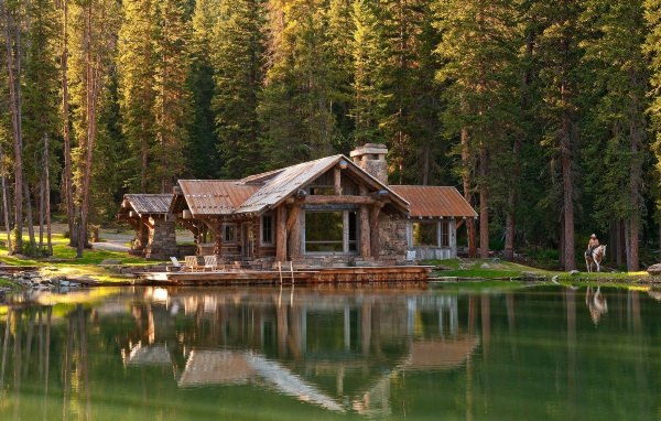 Деревянный дом в лесу у озера