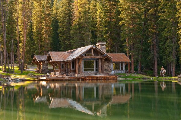 Деревянный дом в лесу у озера