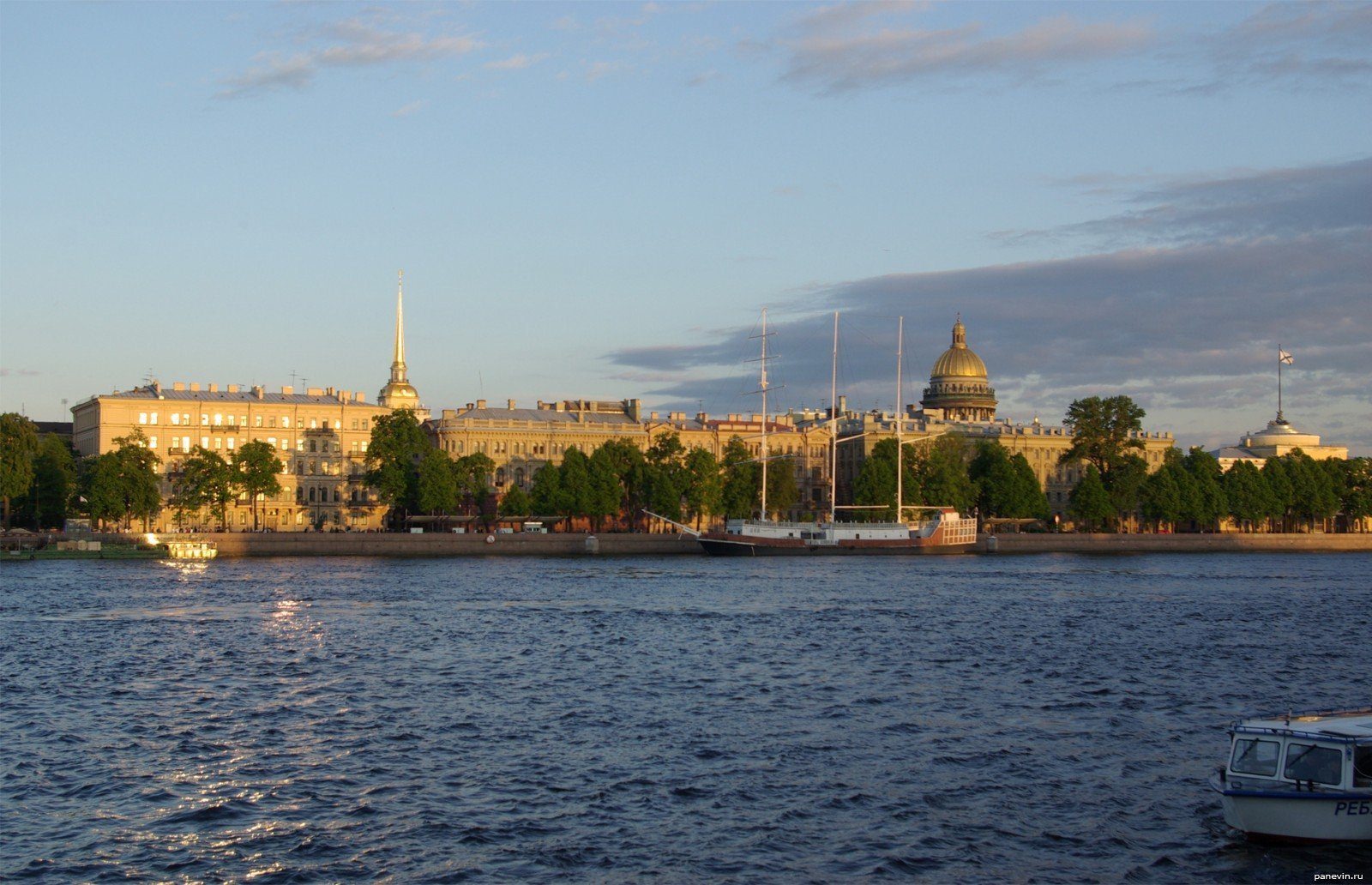 Петербург расположен на реке неве. Адмиралтейская набережная Санкт-Петербург с Невы. Дворцовая набережная Адмиралтейство.