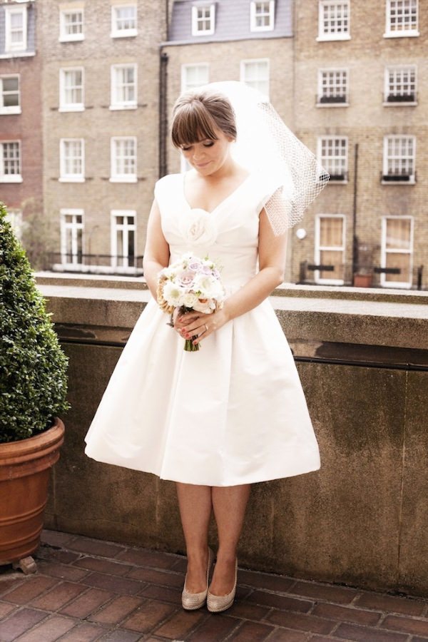 Короткое свадебное платье с фатой