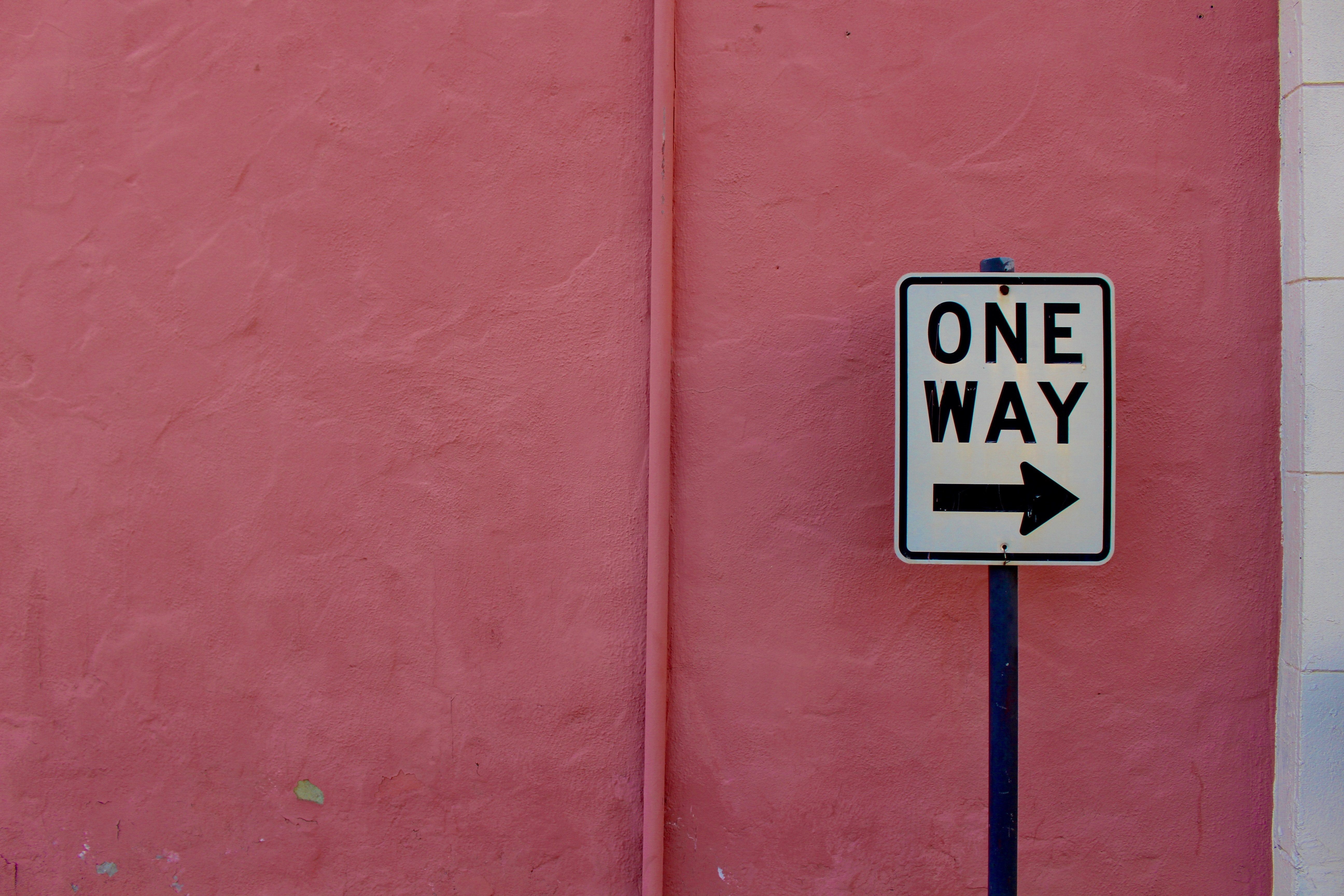Walls ways. One way указатель. Надпись one way. Указатель надпись на стене. Обои на рабочий стол указатель.