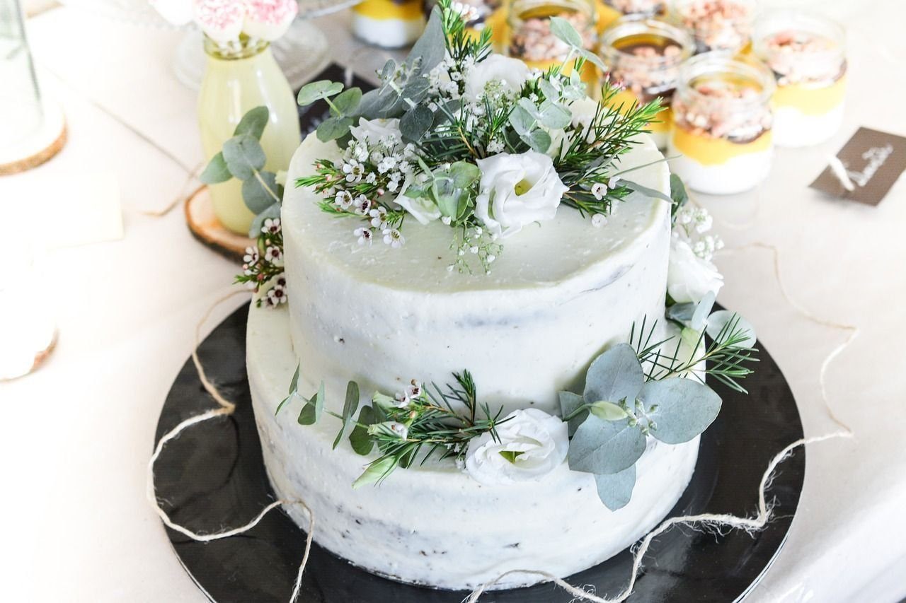 Свадебный торт украшенный гипсофилой