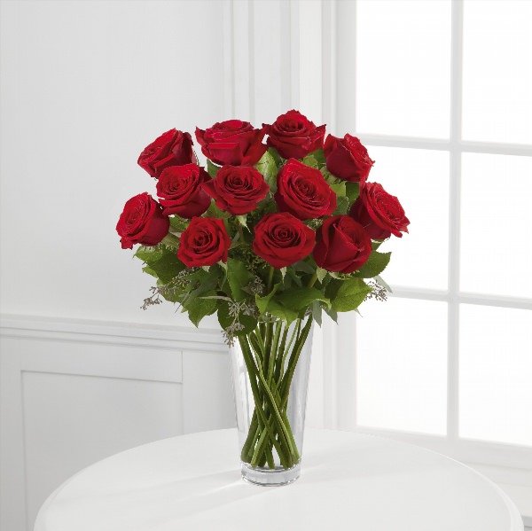 Красные розы в вазе