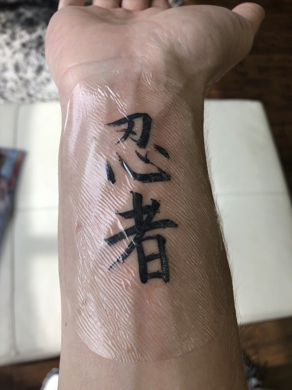 Тату на руке с японскими иероглифами