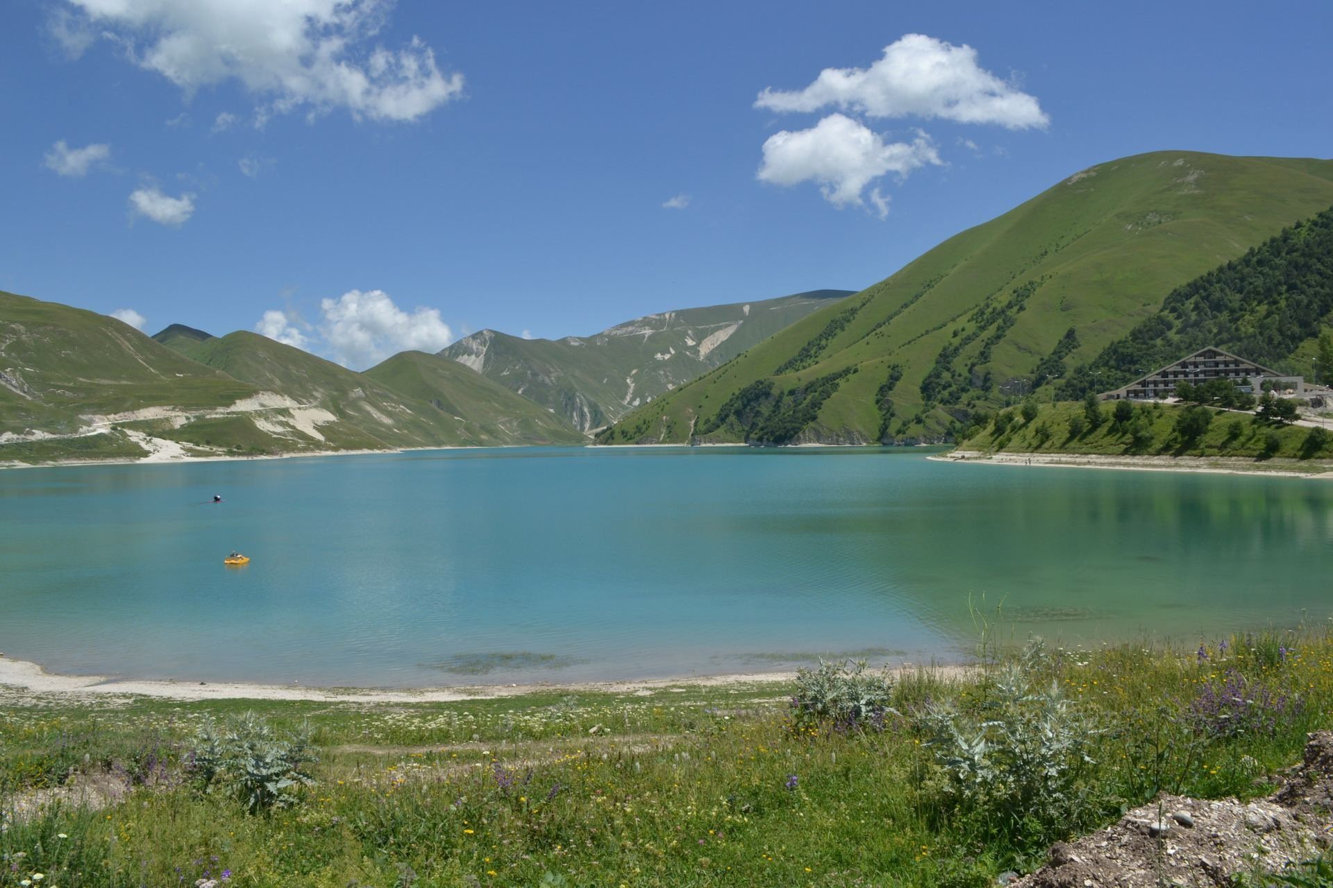 Озера чеченской республики. Озеро в Чечне Кезеной. Казеной-ам озеро. Озеро Кезеной-ам Чеченская Республика. Чечня Грозный озеро Казеной ам.