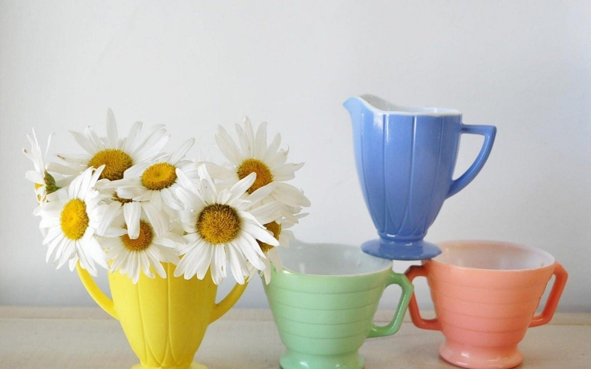 Cups flowers. Ромашки в кружке. Ромашки в вазе. Ромашки и кофе. Кружка Ромашка.