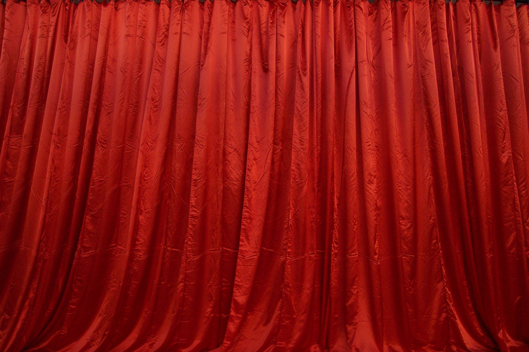 Фон шторок. Красный занавес. Красный бархатный занавес. Красные бархатные шторы. Театральный занавес.