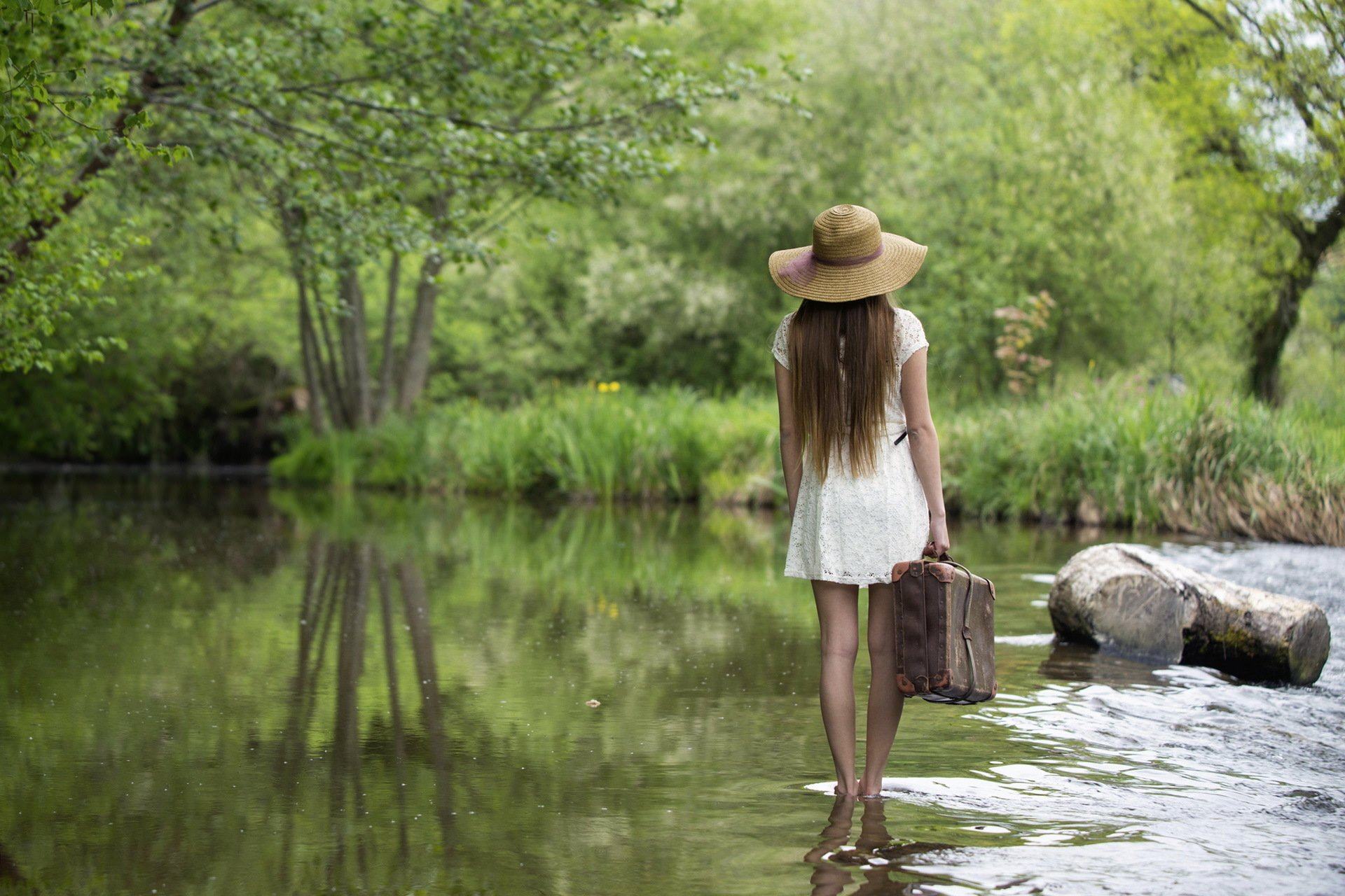 Около лета. Девушка у реки. Фотосессия на берегу реки летом. Девочка у реки. Фотосессия на берегу речки.