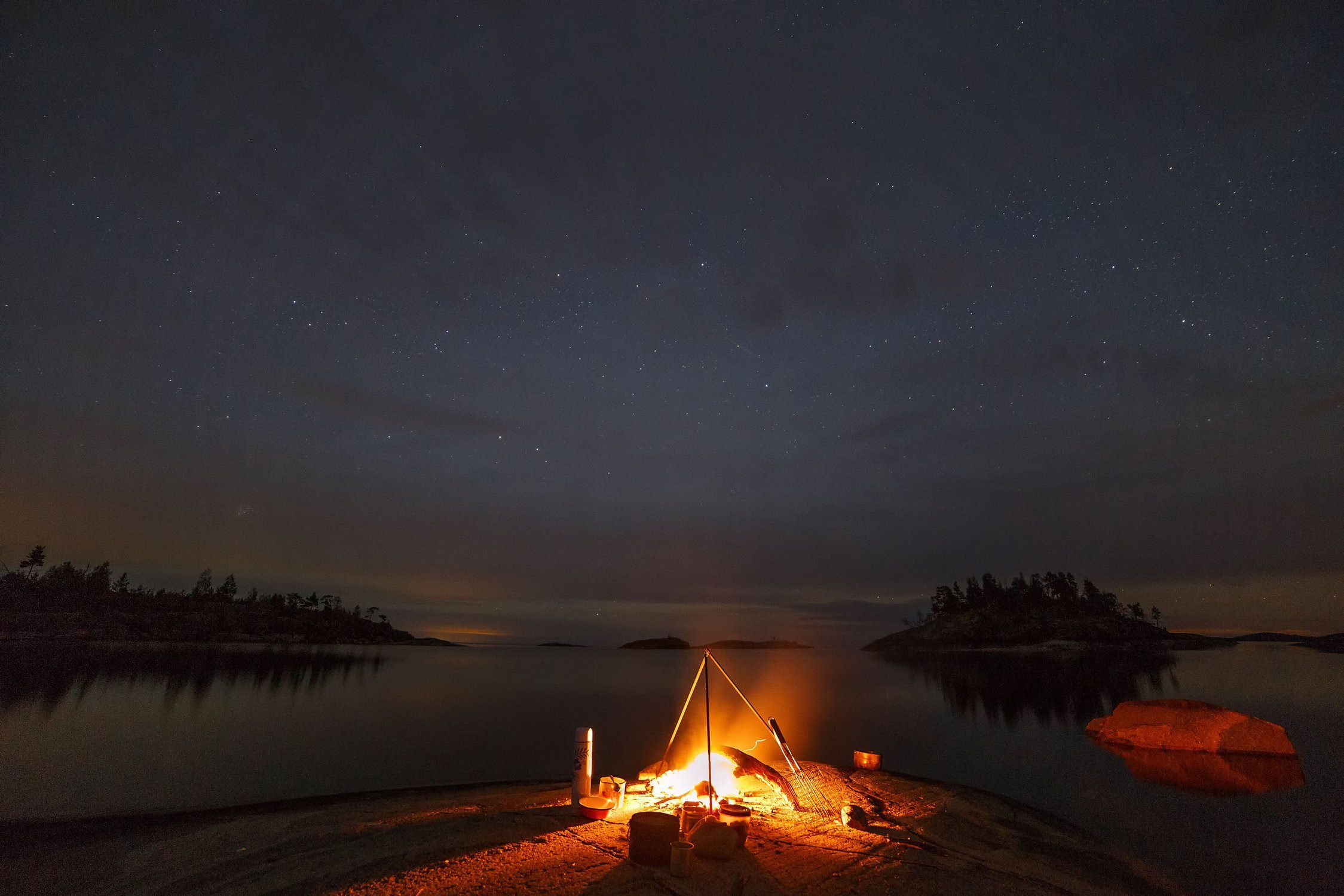 Ночь на берегу озера. Костер ночью. Палатка костер. Костер вечер озеро. Озеро ночью.