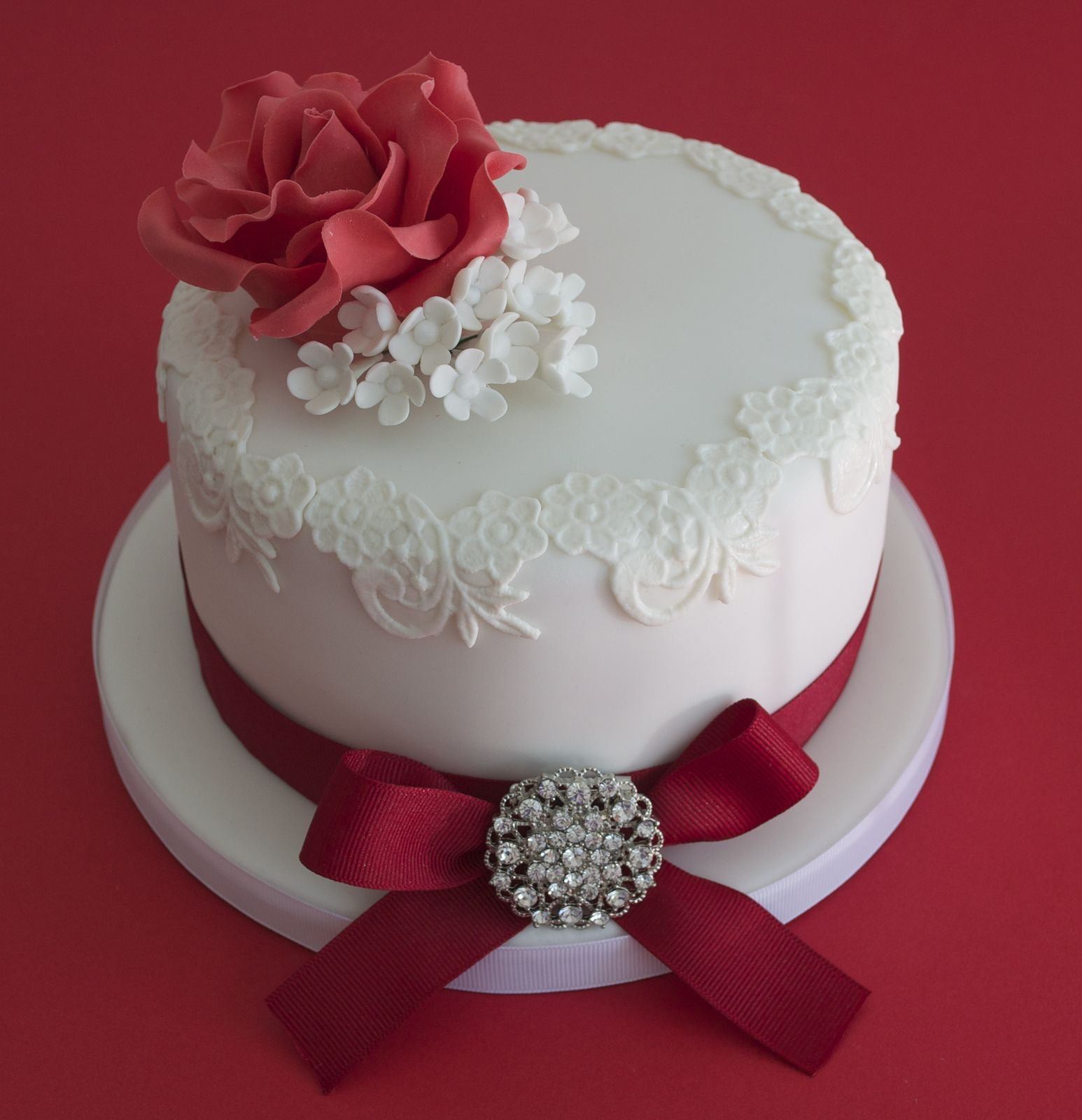 Торт на день рождения девушке 20 лет. Торт для девушки. Красивый торт для девушки. Мастика для торта. Красивые тортики на юбилей.