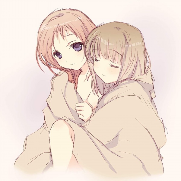 Две девушки обнимаются