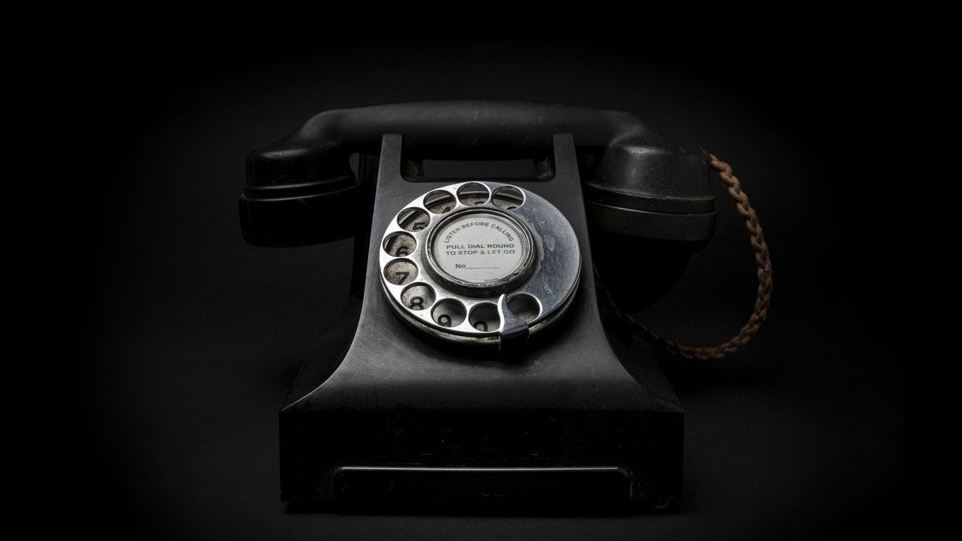 Старый телефон. Телефонная трубка. Фон для телефона. Смартфон на черном фоне. Телефон про фон