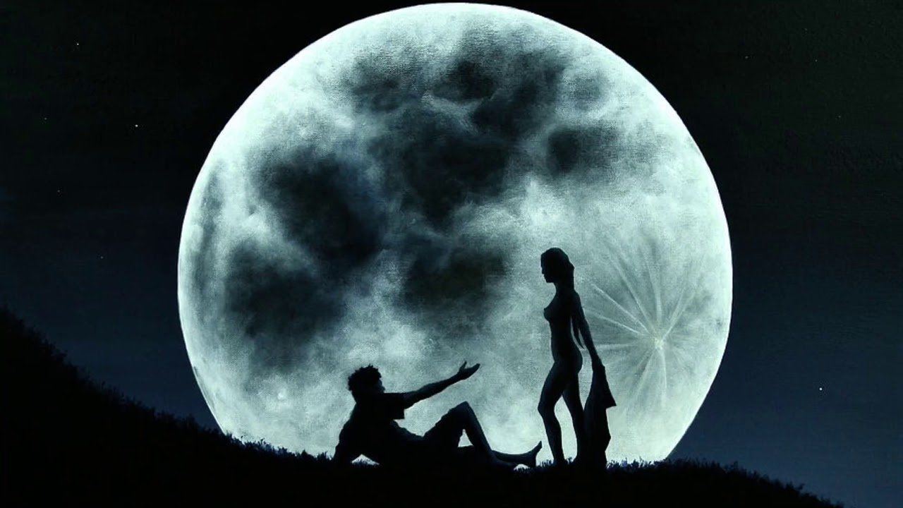 Луна лов. Девушка-Луна. Девушка на фоне Луны. Парень и девушка на Луне. Ночь Луна человек.