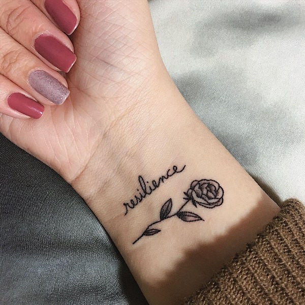 Маленькие татуировки надписей девушкам на руку