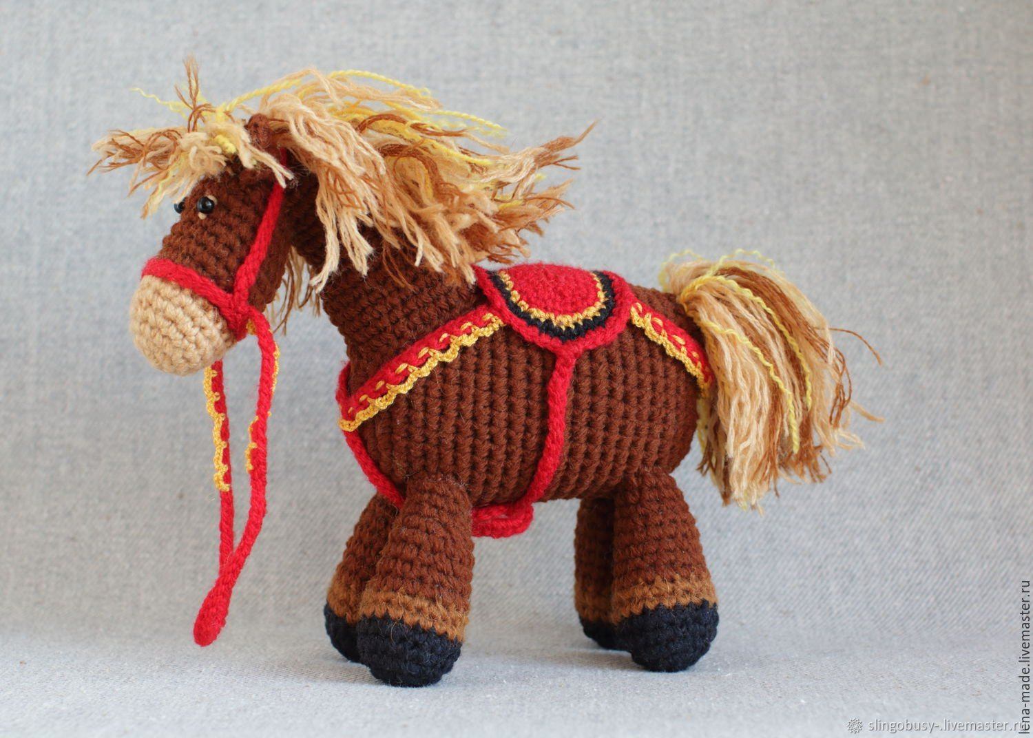 Связанные лошадки. Коняша Бурушка. Богатырский конь Бурушка. Бурушка конь Ильи Муромца игрушка. Игрушка лошадка.