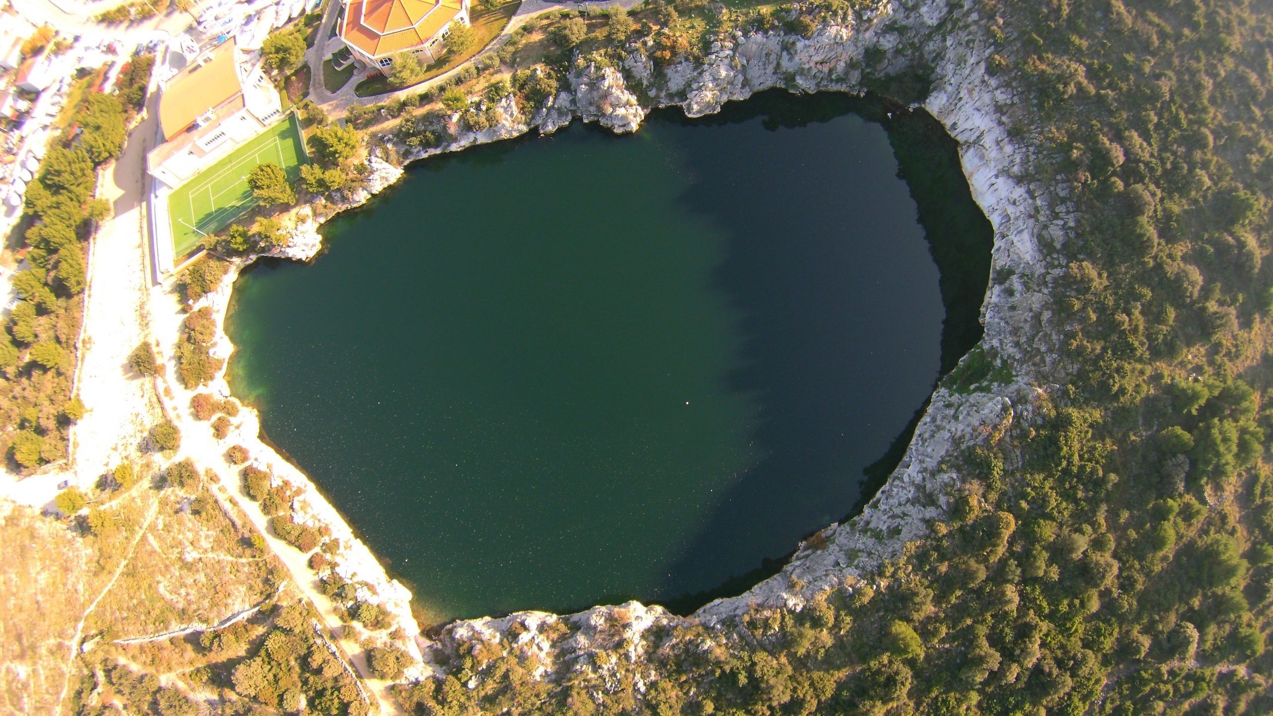 Карстовые озера. Озеро глаз дракона Хорватия. Озеро глаз дракона Рогозница. Озеро глаз дракона Хорватия глубина. Озеро «глаз дракона», Рогозница. Хорватия.