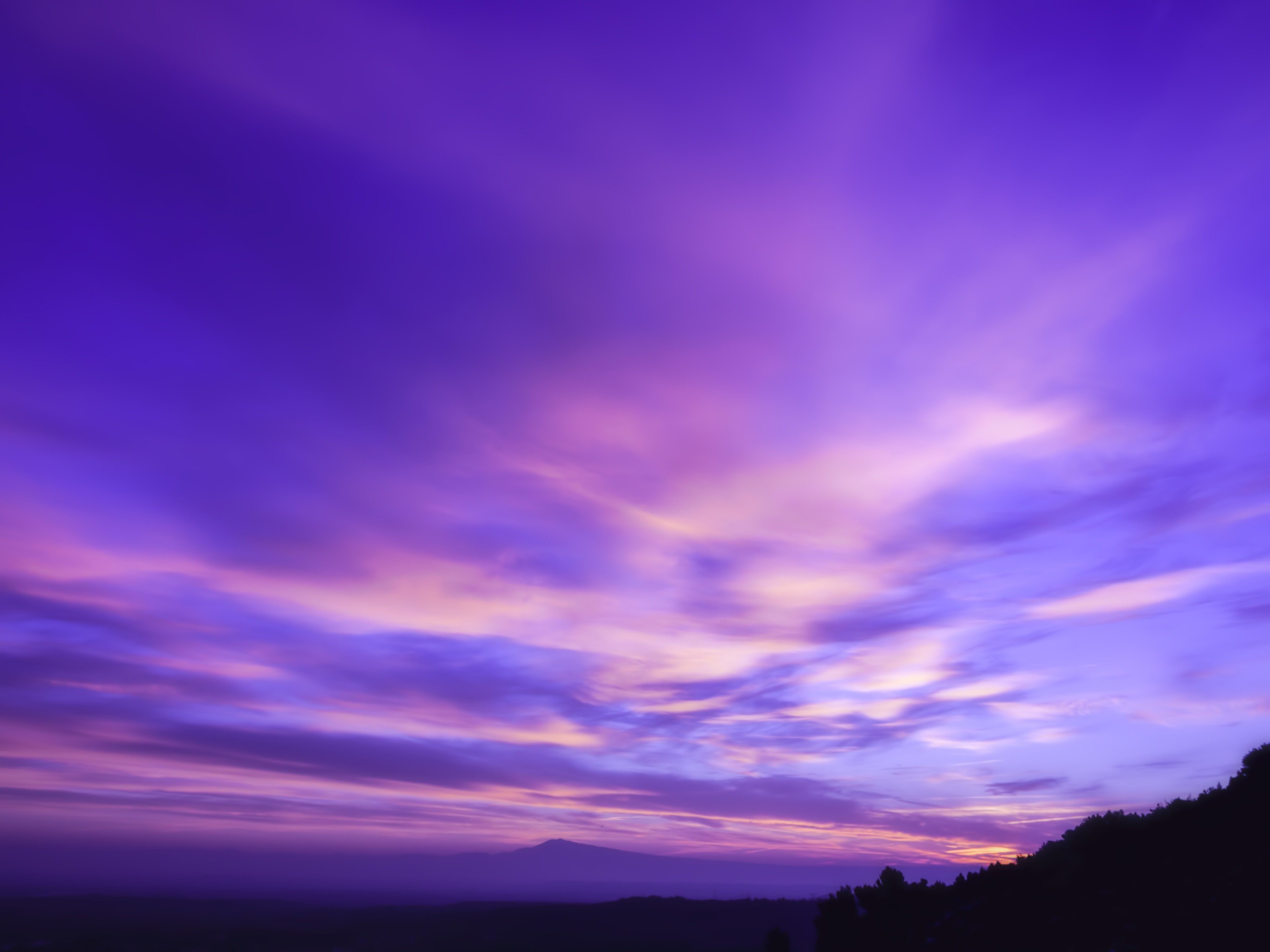 Сирени облаков. Фиолетовое облако. Фиолетовое небо. Сиреневое небо. Красивое фиолетовое небо.